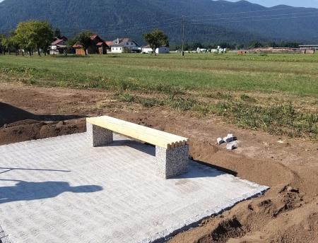 Postavitev  klopi ob kolesarki na Dolenje jezero 02 Foto Boštjan Otoničar